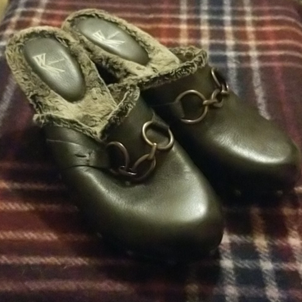 White Mountain black clogs